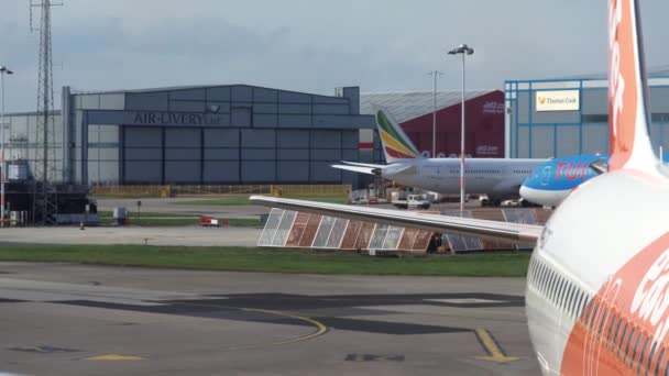MANCHESTER, Reino Unido - 9 DE ABRIL DE 2019: Uma aeronave TUI está indo para a pista no Aeroporto de Manchester — Vídeo de Stock