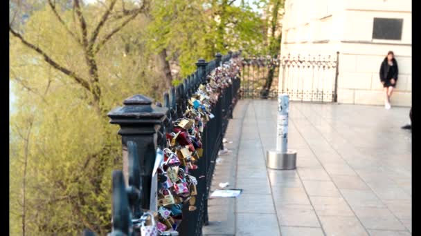 Zamki Lock zawiesić z balustrady obok mostu Karola reprezentujących miłość, przyjaźń i romans — Wideo stockowe