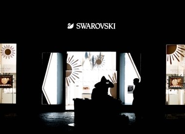 Prag, Çekya - 10 Nisan 2019: Prag'da gece geç saatlerde bir Swarovski mağazasının önünde bir çift oturacak