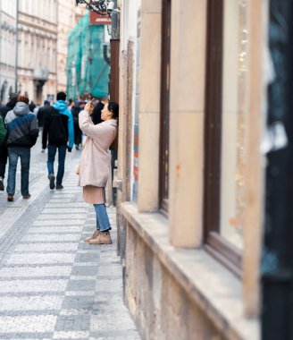 Prag, Çekya - 12 Nisan 2019: Genç Asyalı genç turist Prag, Çek Cumhuriyeti -Paskalya Tatili