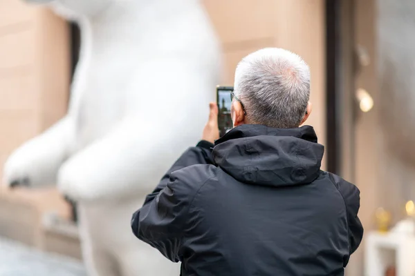 Antiguo turista asiático toma fotos mientras hace turismo en Praga, República Checa - Vacaciones de Pascua abril 2019 — Foto de Stock