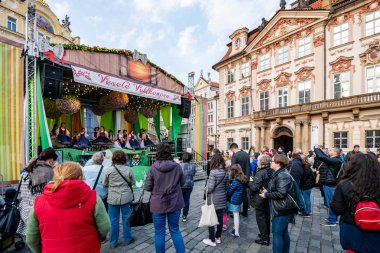 Prag, Çekya - 10 Nisan 2019: Kalabalıklar, Eski Kent Sqaure'deki Pragpaskalya Pazarı kutlamaları sırasında Okul çocuklarının sahnede performans sergilemesini izliyor