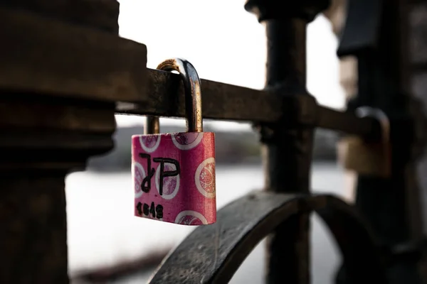 Love Locks digantung di sepanjang Sungai Pragues Vltava - di sebelah Jembatan Charles - Republik Ceko - April 2019 — Stok Foto