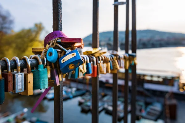 Love Locks pendurado ao longo do rio Pragues Vltava - ao lado da Ponte Charles - República Checa - abril 2019 — Fotografia de Stock