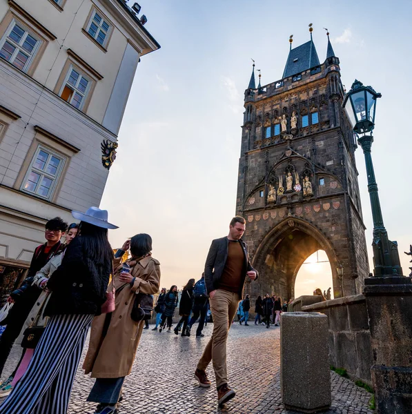 Praga, Czechy-10 kwietnia 2019: turyści w Pradze udają się na zwiedzanie słynnego mostu Karola — Zdjęcie stockowe