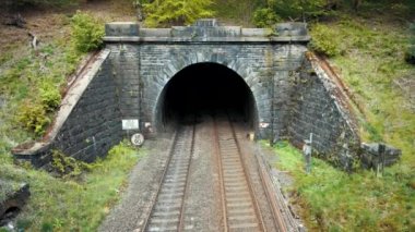 Bir yolcu treni Mayıs ayında Peak District Totley tünelgeçer - Güneşli bulutlu gün