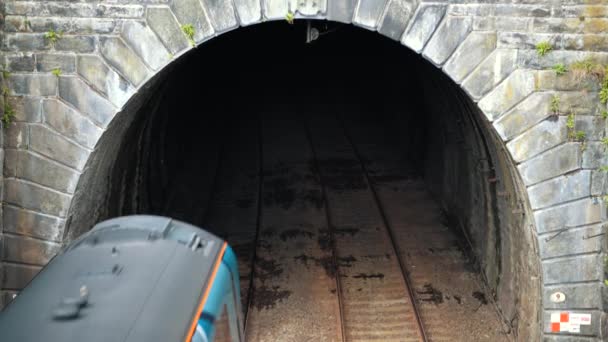 Um trem de passageiros passa pelo túnel Totley no distrito de Peak durante maio dia nublado ensolarado — Vídeo de Stock