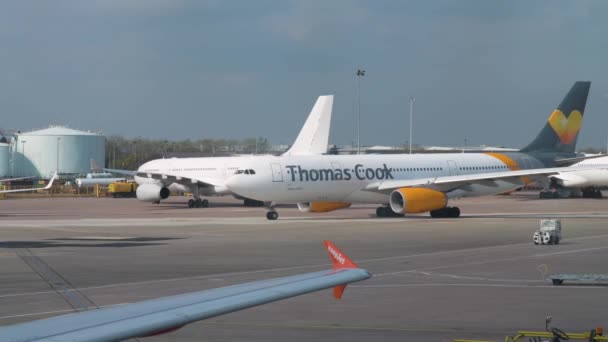 Große Düsenflugzeuge rollen auf der Landebahn des Flughafens von Manchester — Stockvideo
