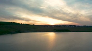 Waverley Gölü'nde Bahar Gün Batımı - Rotherham Sheffield, South Yorkshire - Drone Görüntüleri