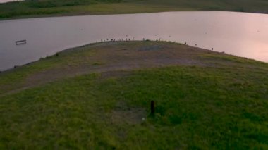Waverley Gölü'nde Bahar Gün Batımı - Rotherham Sheffield, South Yorkshire - Drone Görüntüleri
