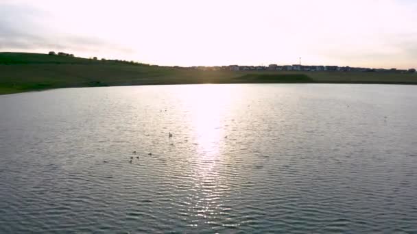 Wiosna zachód słońca na Waverley Lake-Rotherham Sheffield, South Yorkshire-Zdjęcia Drone — Wideo stockowe