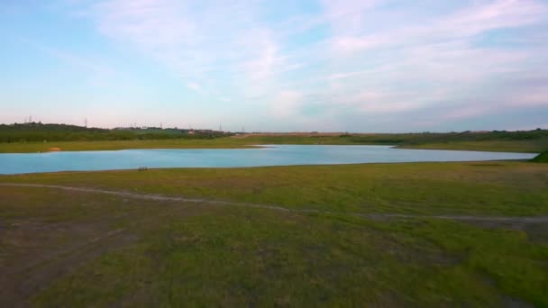 Весенний закат на озере Уэйверли - Ротхем Шеффилд, Южный Йоркшир - След дронов — стоковое видео
