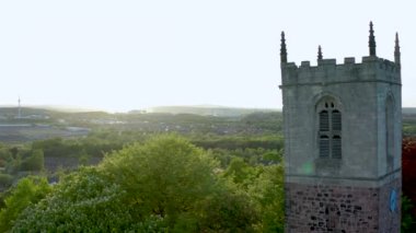 Treeton St Helens Kilisesi Bir Drone görünümü, South Yorkshire, İngiltere - Gün batımı sırasında Bahar