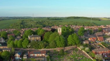 Treeton St Helens Kilisesi Bir Drone görünümü, South Yorkshire, İngiltere - Gün batımı sırasında Bahar