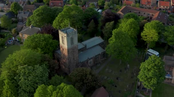 En drönarvy över St Helens Church i Treeton, South Yorkshire, Storbritannien-våren under solnedgången — Stockvideo