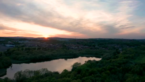 Zdjęcia lotnicze z Sheffield i Rotherham podjęte podczas pięknego różowego i pomarańczowego zachodu słońca na wiosnę, 2019 — Wideo stockowe