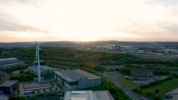 Sheffield, Wielka Brytania-15 maja 2019: zdjęcia lotnicze Sheffield Universitys AMRC-zaawansowane centrum badań produkcyjnych-Near Waverley-South Yorkshire, UK-podczas zachodu słońca — Wideo stockowe