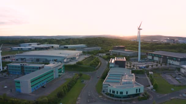 Sheffield, Egyesült Királyság-15. május 2019: Légifelvételek a Sheffield Universitys AMRC-fejlett gyártási kutató központ-közel Waverley-South Yorkshire, Egyesült Királyság-napnyugta alatt — Stock videók