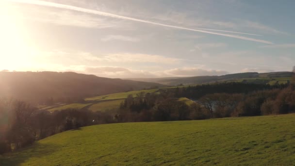 Съёмки с воздуха Национального парка Low Bradfield - Peak District National Park - Южный Йоркшир, Англия - Закат зимой 2019 — стоковое видео