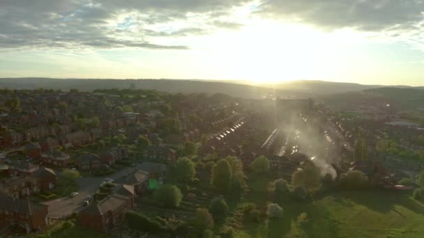 A légi felvételek a Sheffield City és a környező külvárosokban naplementekor tavasszal — Stock videók