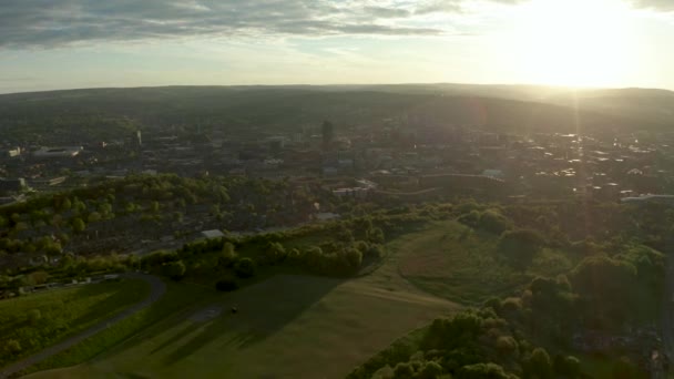 Bahar gün batımında Sheffield City ve çevresindeki banliyölerinde havadan görüntüleri — Stok video