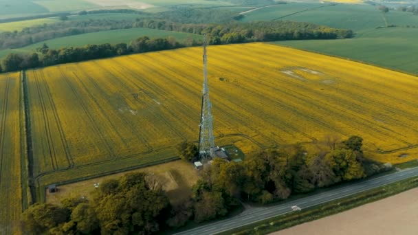 360 luchtpan rond hoge Hunsley radio mast — Stockvideo