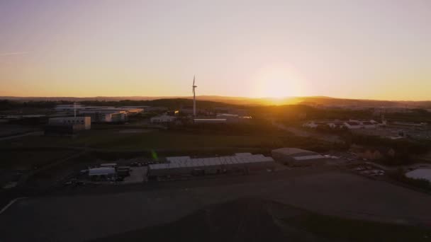 Drone pastoral bir günbatımı önünde sabit bir rüzgar türbini doğru uçan - Sheffield, Yorkshire, İngiltere — Stok video