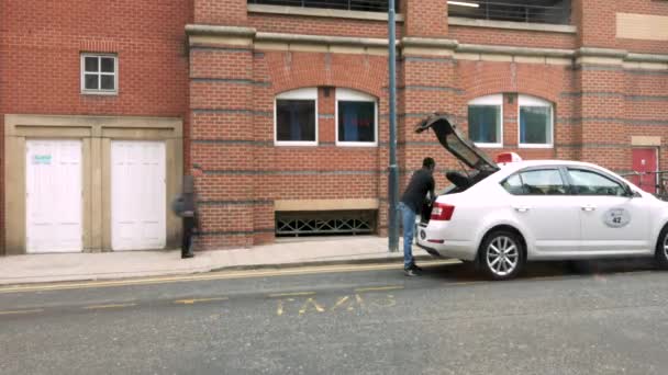 LEEDS, Reino Unido - 1ST JUNE 2019: 4K timelapse footage of shoppers in Leeds city centre walking down a highstreet during daylight — Vídeo de Stock