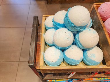 Bir dükkanda sergilenen Banyo Bombaları - Bir banyoiçine atılmaya hazır güzel ve parlak renkler lots