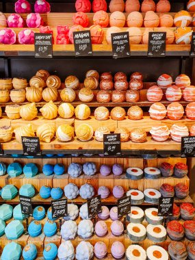 Leeds, İngiltere - 1 Haziran 2019: Lush in Leeds şehir merkezinde çok renkli banyo bombaları satılıyor