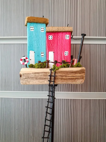 Malý model, který dokládá koncept zakoupení nového rodinného domu — Stock fotografie