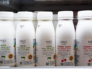 Sheffield, İngiltere - 31 Mayıs 2019: Meadowhall, İngiltere'de Marks and Spencers'da satışa sunulan sağlıklı içecek şişeleri