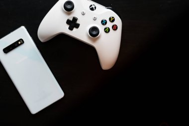 Oyun çok platformlu hale geldikçe bir telefon ve kumanda yan yana oturun