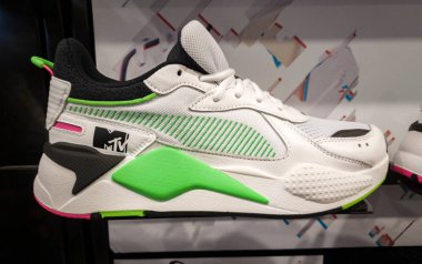 Sheffield, İngiltere - 2 Haziran 2019: Puma X Mtv Rs-X Tracks eğitmeninin İngiltere'de bir dükkanda satışa sunuldu