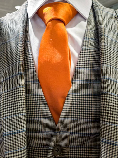 Últimas tendencias en combinación de traje, camisa y corbata - Corbata naranja —  Fotos de Stock