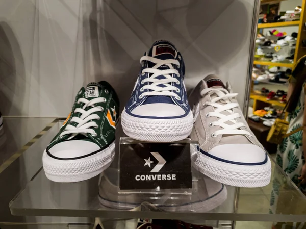 Sheffield, İngiltere - 2 Haziran 2019: Mens Converse eğitmenleri İngiltere'de bir mağazada satışa sunuldu — Stok fotoğraf