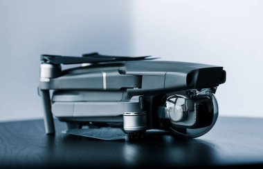 Parlak beyaz arka plana karşı dji yeni tüketici Mavic 2 Pro drone izole çekim yakın