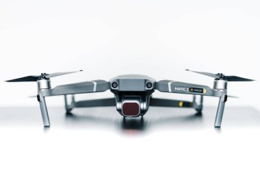 Parlak beyaz arka plana karşı dji yeni tüketici Mavic 2 Pro drone izole çekim yakın