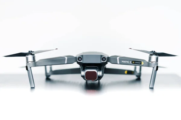 Tembakan jarak dekat dari konsumen baru Mavic 2 Pro drone dari DJI terhadap latar belakang putih cerah — Stok Foto