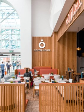 Sheffield, Ingiltere-2 Haziran 2019: müşteriler Meadowhall yerel kafede Coffika denilen oturmak