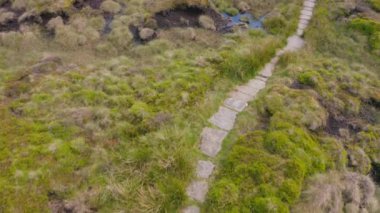 Snake Pass yolunun ve çevreleyen Peak District National Park 'ın havadan 4k görüntüleri 2019
