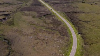 Peak District National Park 'ta A57 Snake Pass 'de bir kazasında sonra bir arabanın havadan görüntüleri