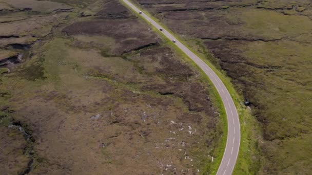 Повітряні кадри автомобіля з ніг на голову після аварії на A57 змії проходять в піковий район Національний парк — стокове відео