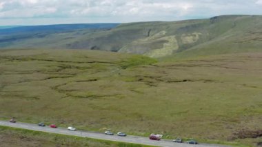 Snake Pass yolunun ve çevreleyen Peak District National Park 'ın havadan 4k görüntüleri 2019