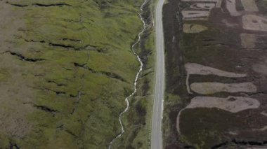 Snake Pass yolunun ve çevreleyen Peak District National Park 'ın havadan 4k görüntüleri 2019