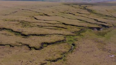 Snake Pass yolunun ve çevreleyen Peak District National Park 'ın havadan 4k görüntüleri 2019