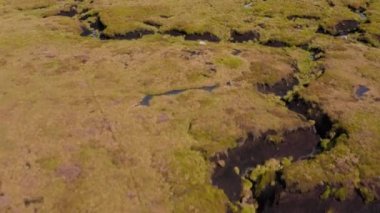 Snake Pass yolunun ve çevreleyen Peak District National Park 'ın havadan 4k görüntüleri 2019
