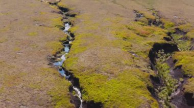 Snake Pass yolunun ve çevreleyen Peak District National Park 'ın havadan 4k görüntüleri 2019