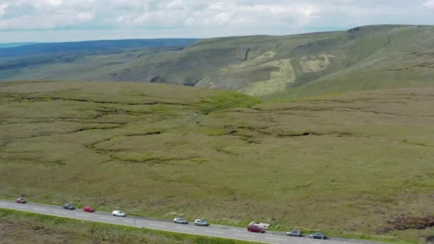 Rekaman 4K udara dari jalan Snake Pass dan sekitarnya Peak District National Park pada musim panas 2019 — Stok Video