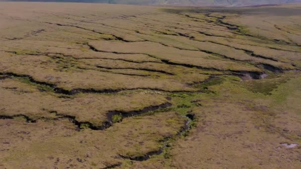 Аэросъемка дороги Snake Pass и окружающего национального парка Пик-Дистрикт летом 2019 года — стоковое видео